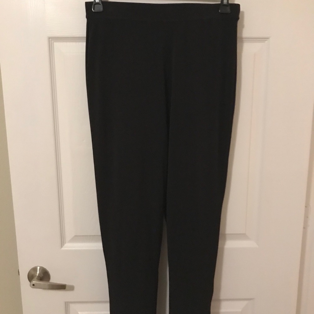 Nice looking black pull up pants. ☺️